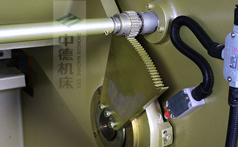 ZDS-832采用高精度刀片間隙調(diào)節(jié)齒輪，經(jīng)過(guò)淬火高硬度又耐磨，表面鍍鋅不生銹，長(zhǎng)年累月使用依然有很高的調(diào)節(jié)精度.jpg