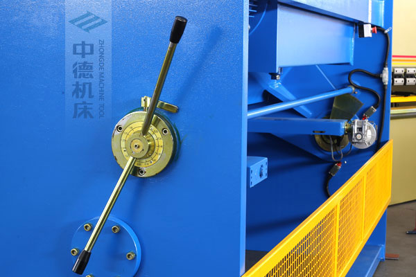 ZDSK-1632剪板機刀片間隙手動調(diào)節(jié)器，刻度清淅，調(diào)節(jié)省力又簡便.jpg
