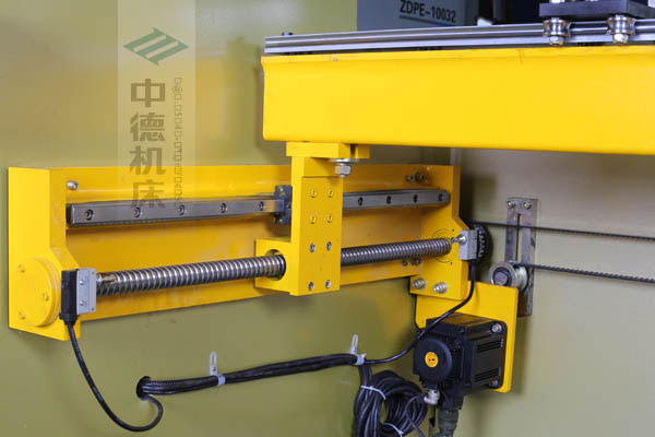 ZDPK-10032X軸配有滾珠絲桿及直線導(dǎo)軌，大功率伺服電機(jī)，鋼絲同步帶，能顯著提升X軸定位精度及速度