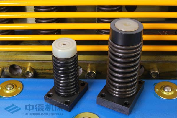ZDS-2032采用高品質(zhì)壓料油缸，不滲油不會在板材表面留有油污.jpg