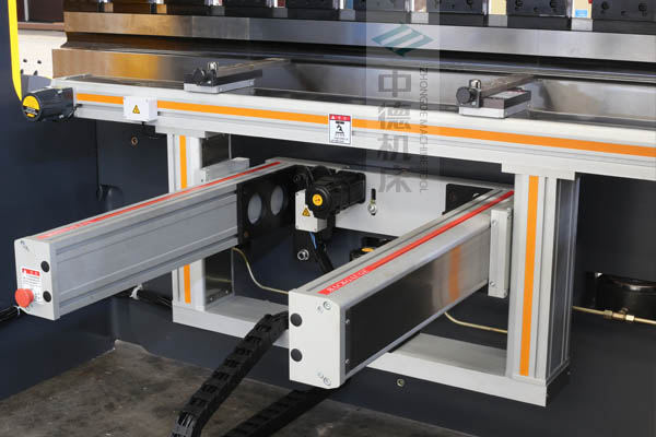 ZDPE10025-4+1軸全封套加強型鋁合金后檔料系統(tǒng)，內有成套滾珠絲桿和直線導軌，精度高速度快噪音低.jpg