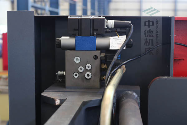 ZDPE10025采用進口液壓系統(tǒng)，穩(wěn)定無故障，耐高溫高壓，持久工作精度高.jpg