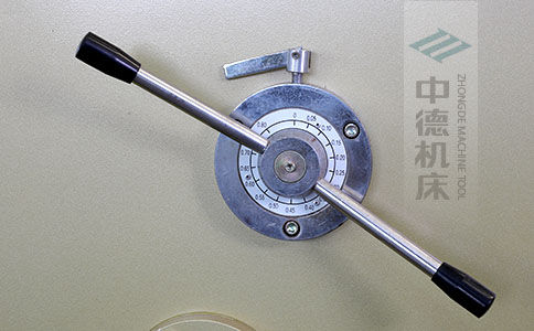 ZDS-640剪板機(jī)刀片間隙手動(dòng)調(diào)節(jié)器，刻度清淅，調(diào)節(jié)省力又簡便.jpg