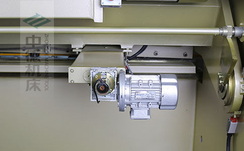 ZDS-640剪板機(jī)后檔料結(jié)構(gòu)，平行度高，并采用國內(nèi)一流品牌軸承，耐磨抗壓壽命長.jpg